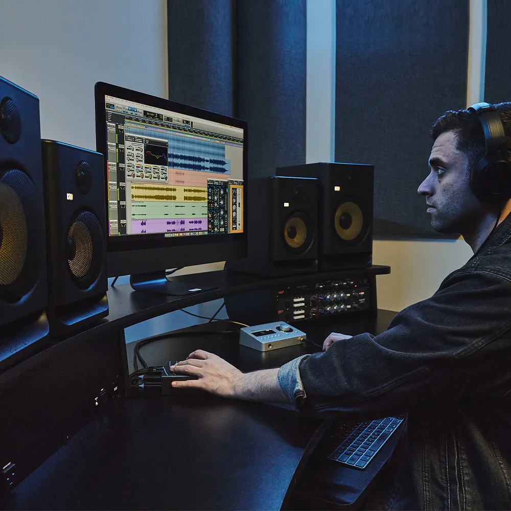 Estudio de Grabacion-linea Estudio de grabación profesional equipado con monitores de estudio, interfaz de audio y micrófono de condensador.