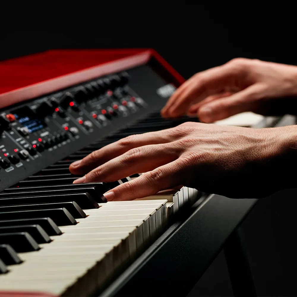 linea pianos y teclados 1080 x 1080 Mano tocando las teclas de un teclado musical profesional, interpretación en piano digital para producción musical y aprendizaje de piano en home studio.